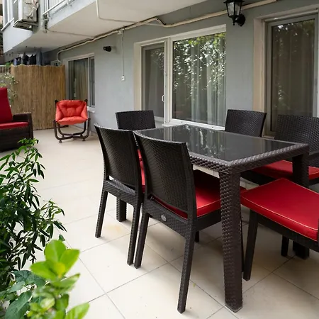 Peaceful & Spacious Apt W/garden In Center Of City Διαμέρισμα *
