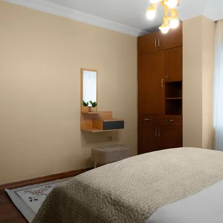 Peaceful & Spacious Apt W/garden In Center Of City Διαμέρισμα *
