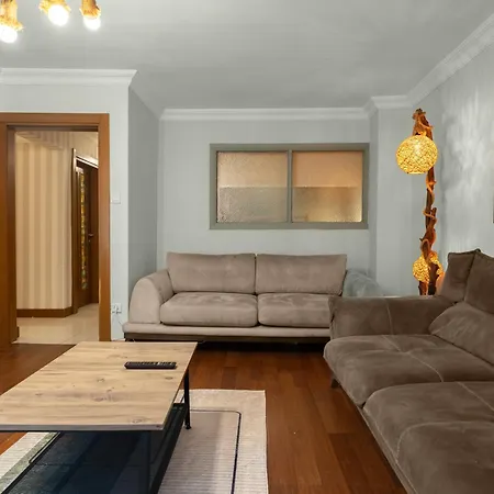 Peaceful & Spacious Apt W/garden In Center Of City