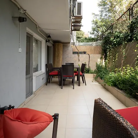 Peaceful & Spacious Apt W/garden In Center Of City