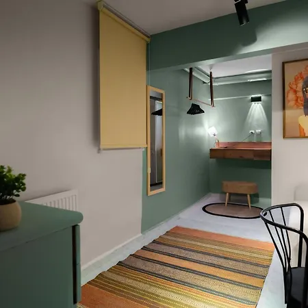 Peaceful & Spacious Apt W/garden In Center Of City