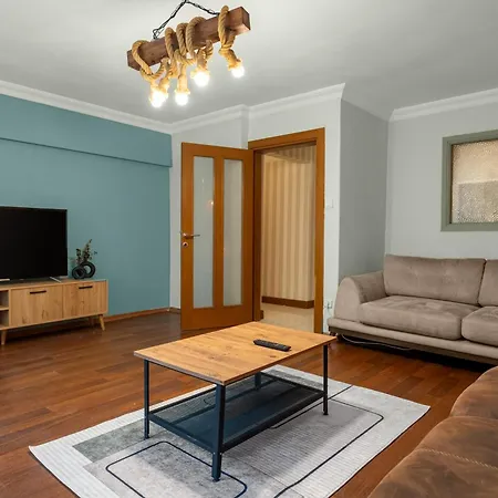 Peaceful & Spacious Apt W/garden In Center Of City Apartamento *